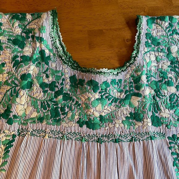 NWOT Size Medium embroidered Mexican Oaxaca dress - Picture 4 of 10